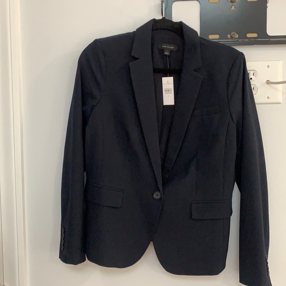 NWT Ann Taylor Navy blazer. Fitted style size 6.